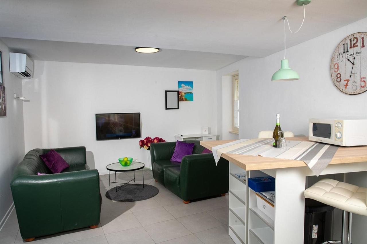 Crystal Deluxe Apartment โรวีน ภายนอก รูปภาพ