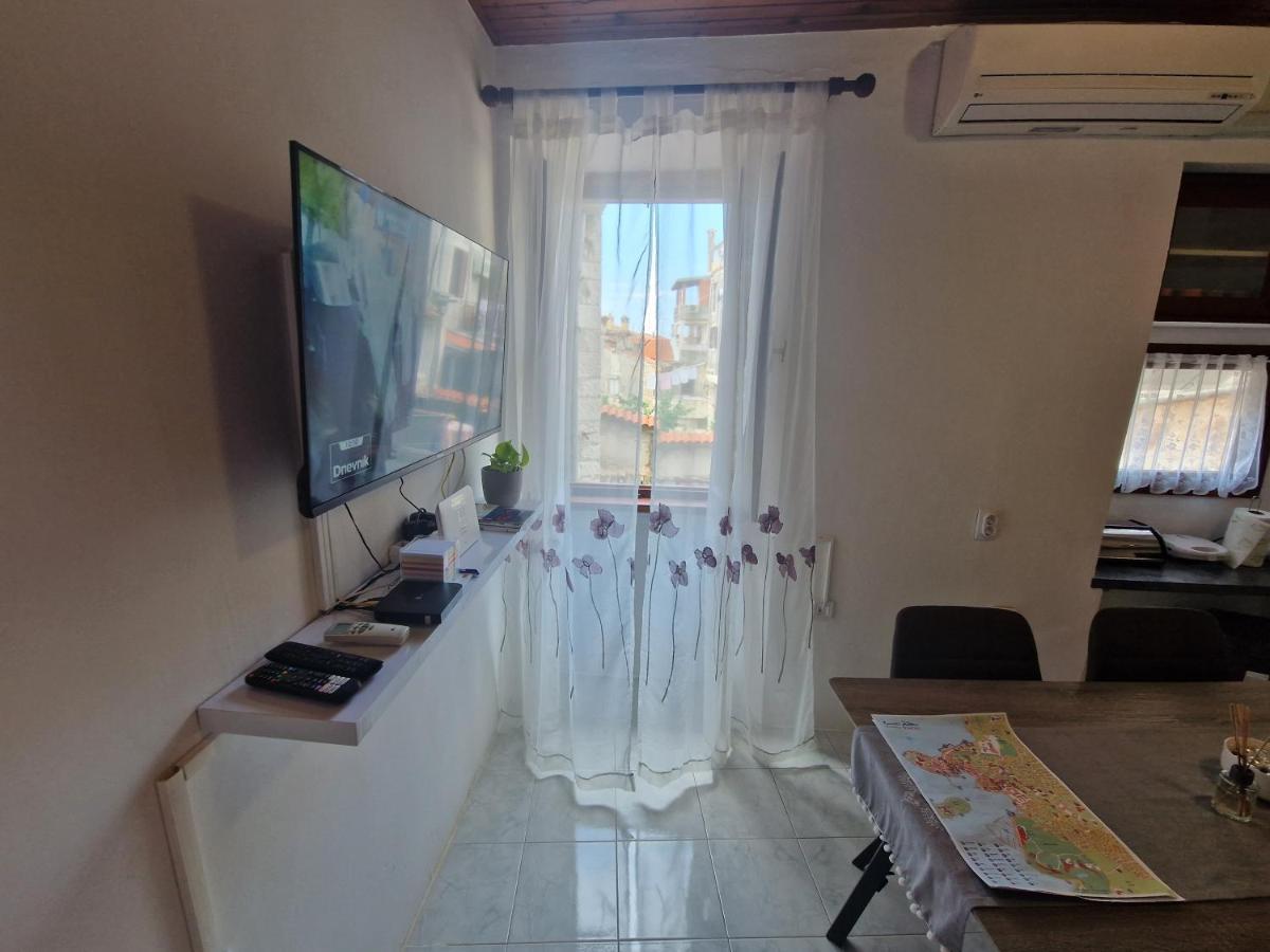Crystal Deluxe Apartment โรวีน ภายนอก รูปภาพ