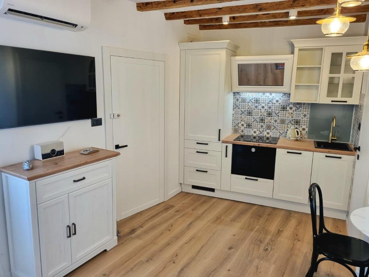 Crystal Deluxe Apartment โรวีน ภายนอก รูปภาพ