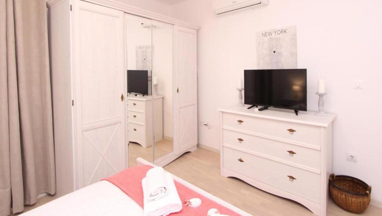 Crystal Deluxe Apartment โรวีน ภายนอก รูปภาพ