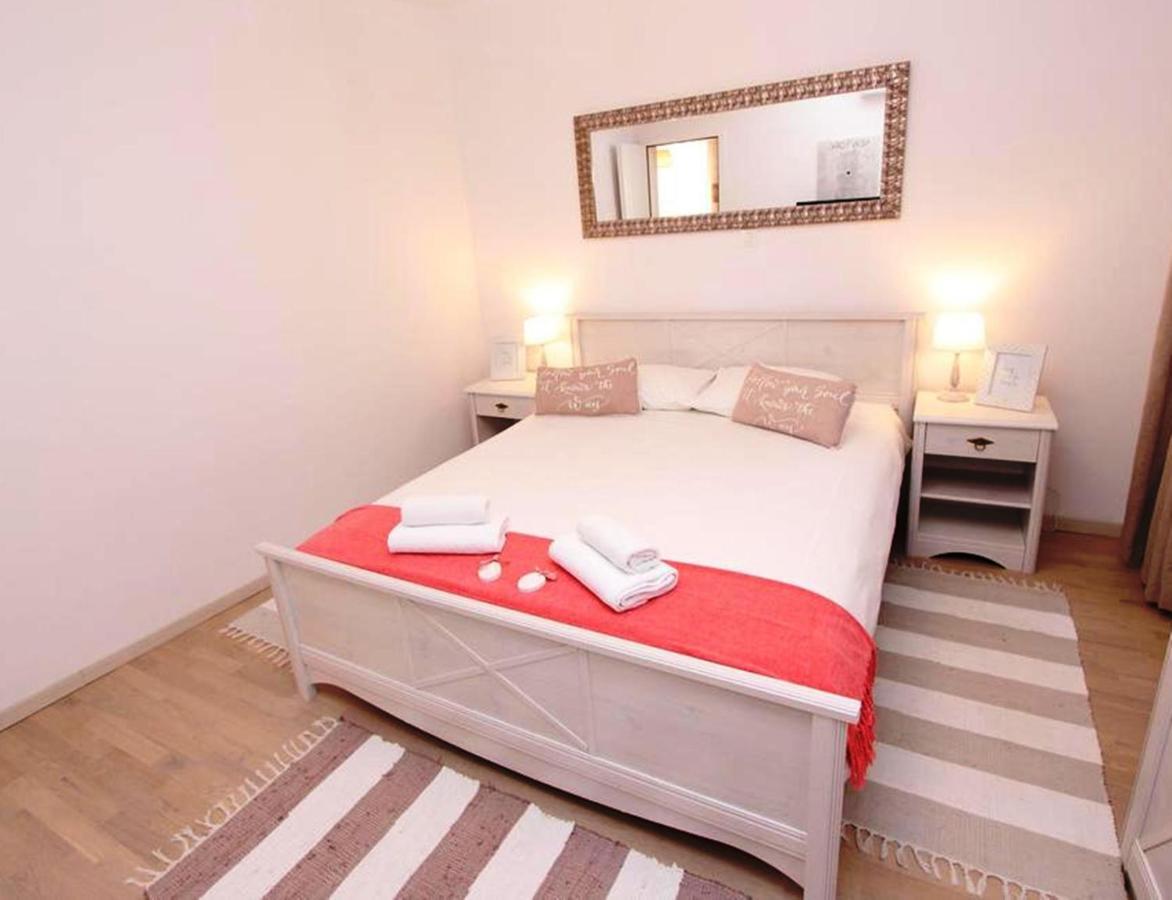 Crystal Deluxe Apartment โรวีน ภายนอก รูปภาพ