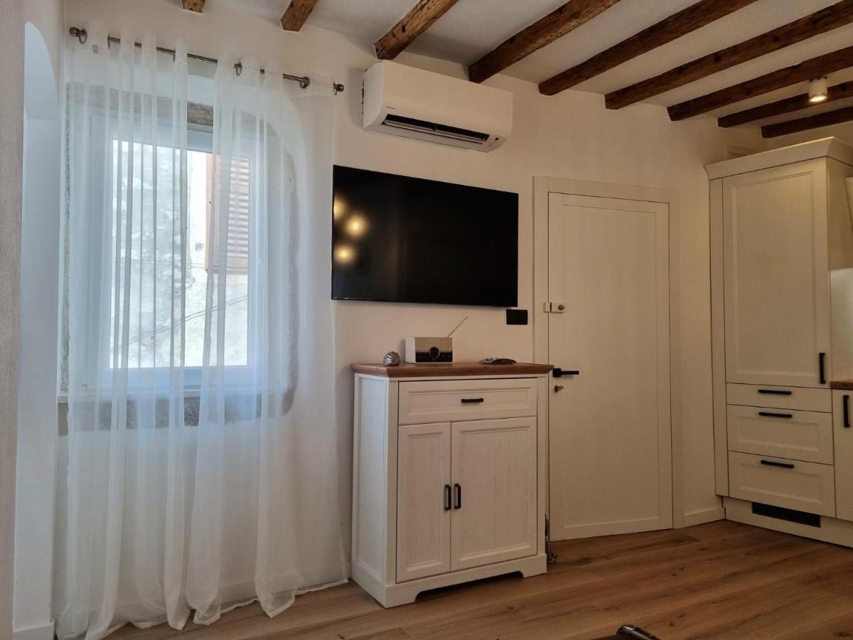 Crystal Deluxe Apartment โรวีน ภายนอก รูปภาพ