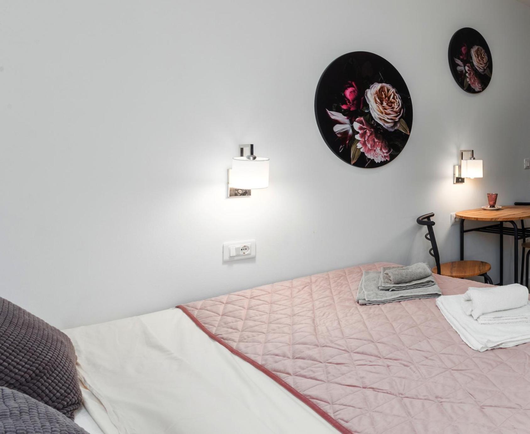 Crystal Deluxe Apartment โรวีน ภายนอก รูปภาพ
