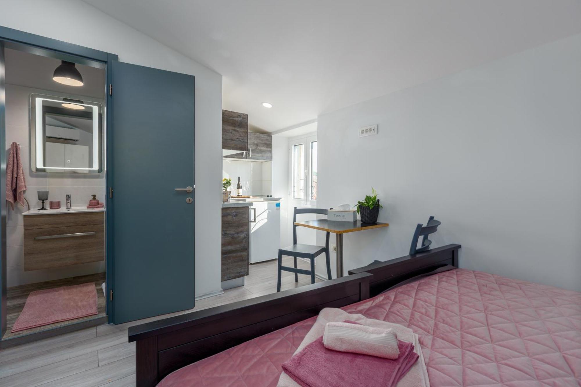 Crystal Deluxe Apartment โรวีน ภายนอก รูปภาพ