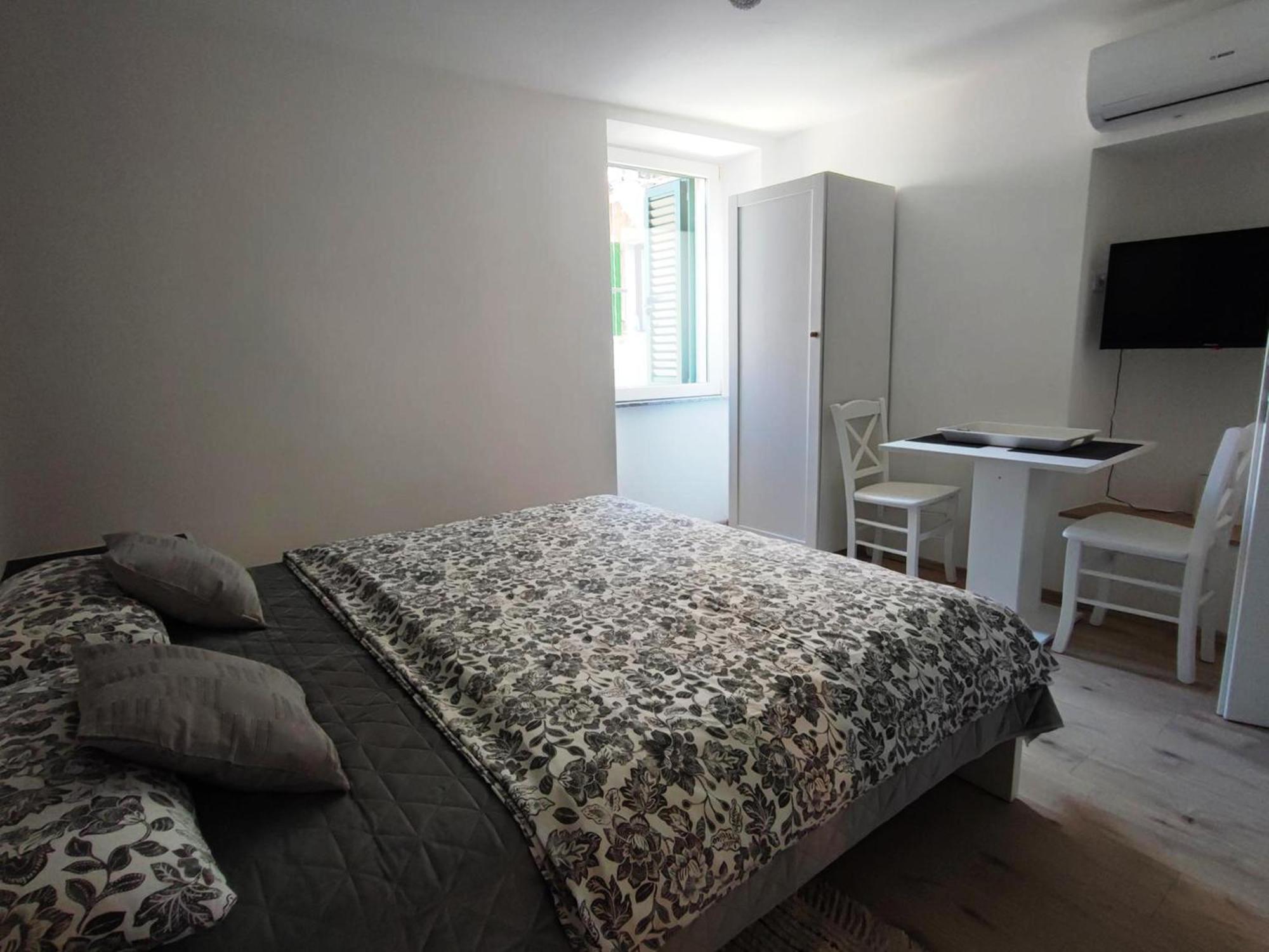Crystal Deluxe Apartment โรวีน ภายนอก รูปภาพ