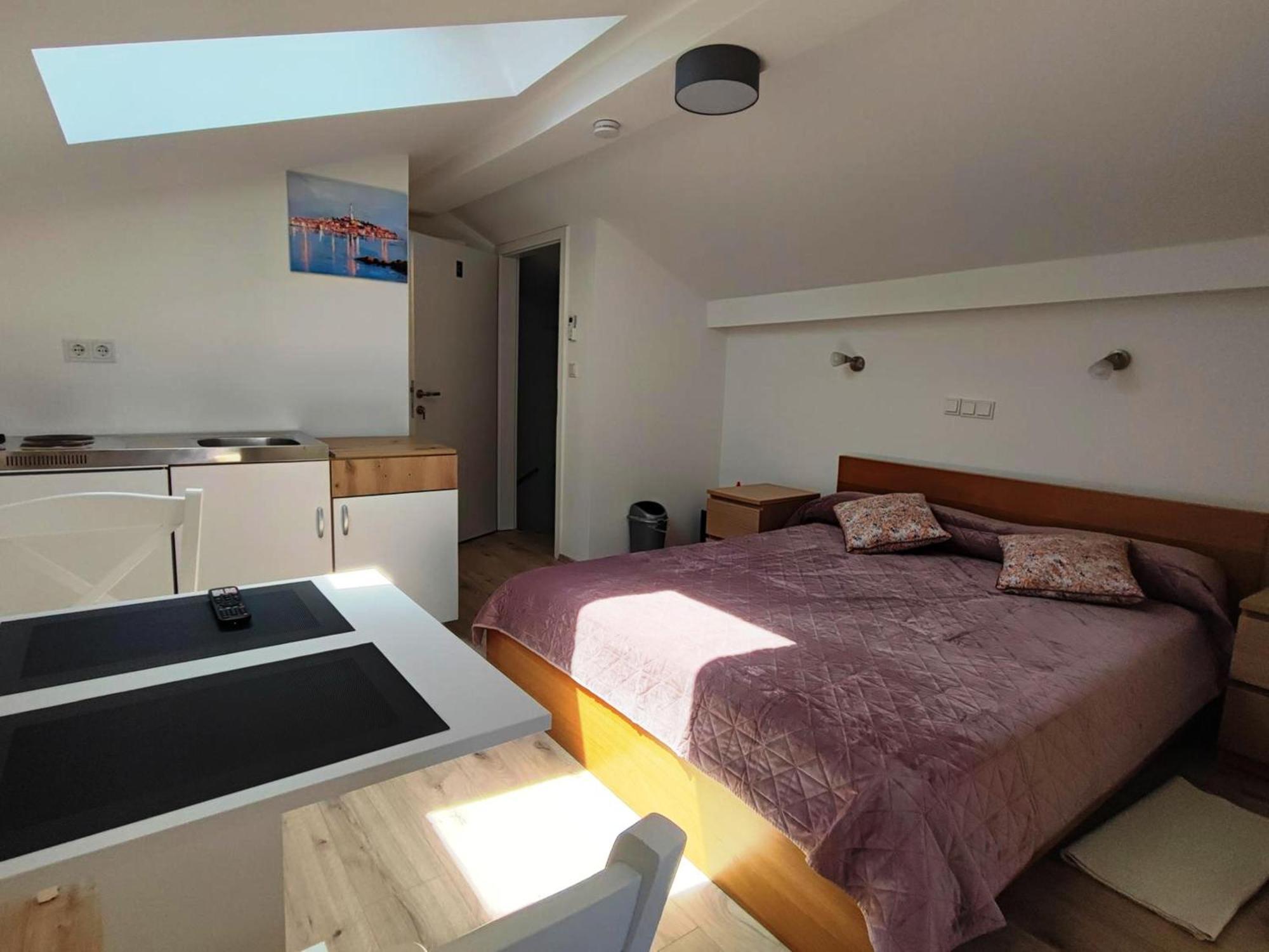 Crystal Deluxe Apartment โรวีน ภายนอก รูปภาพ