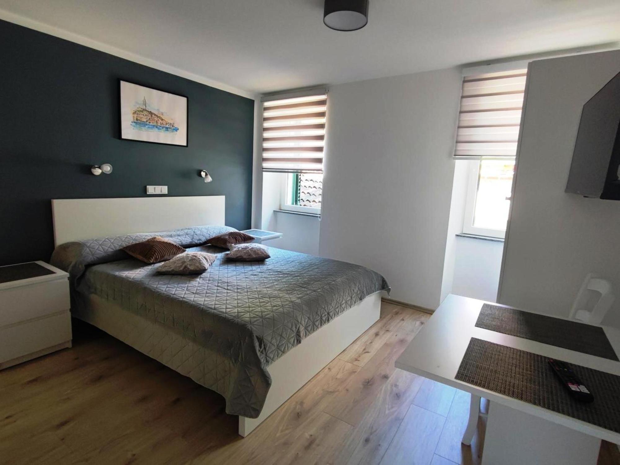 Crystal Deluxe Apartment โรวีน ภายนอก รูปภาพ