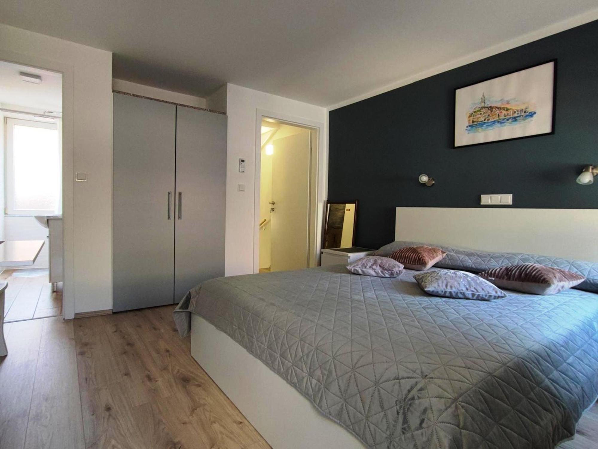 Crystal Deluxe Apartment โรวีน ภายนอก รูปภาพ