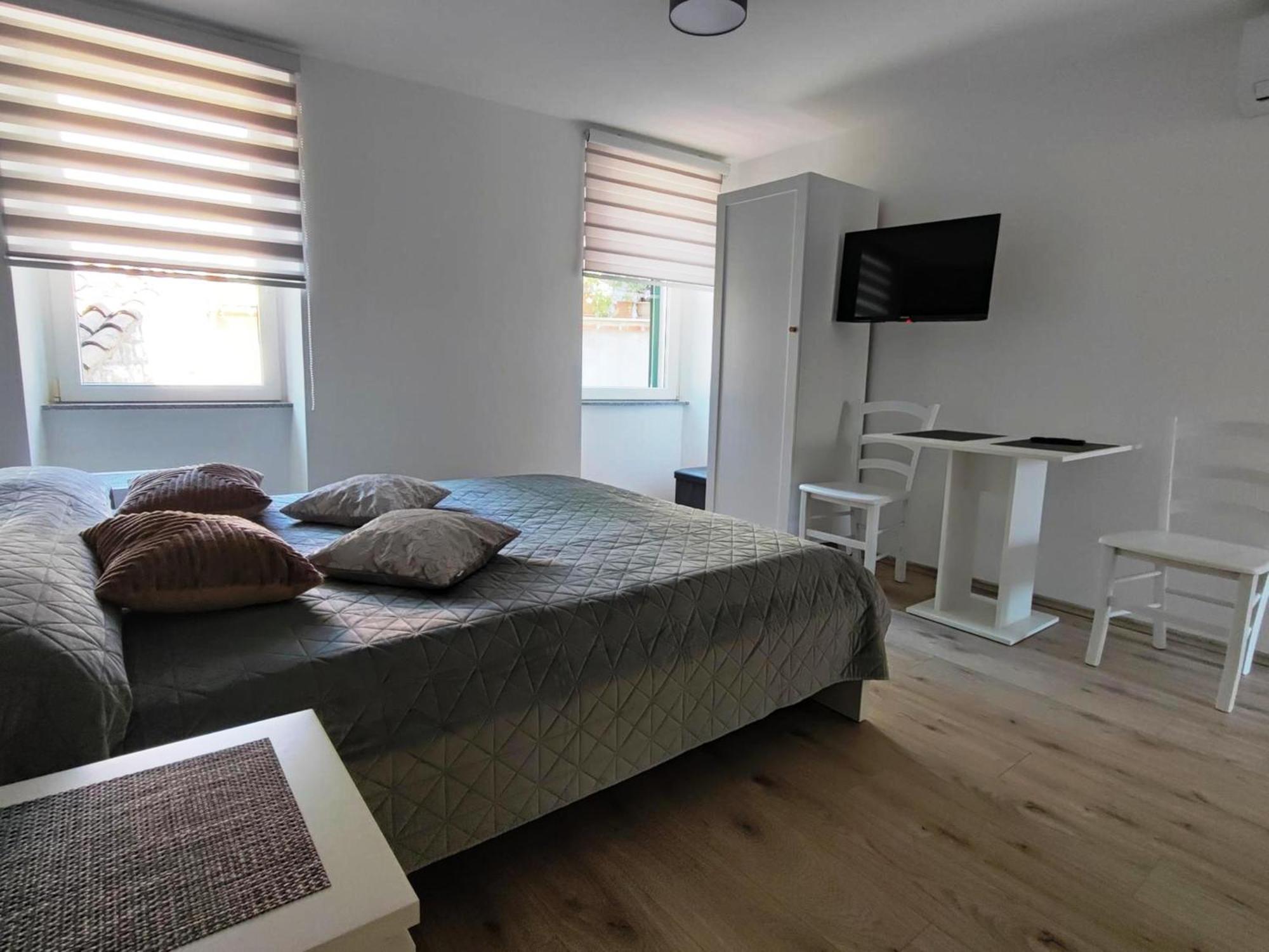 Crystal Deluxe Apartment โรวีน ภายนอก รูปภาพ