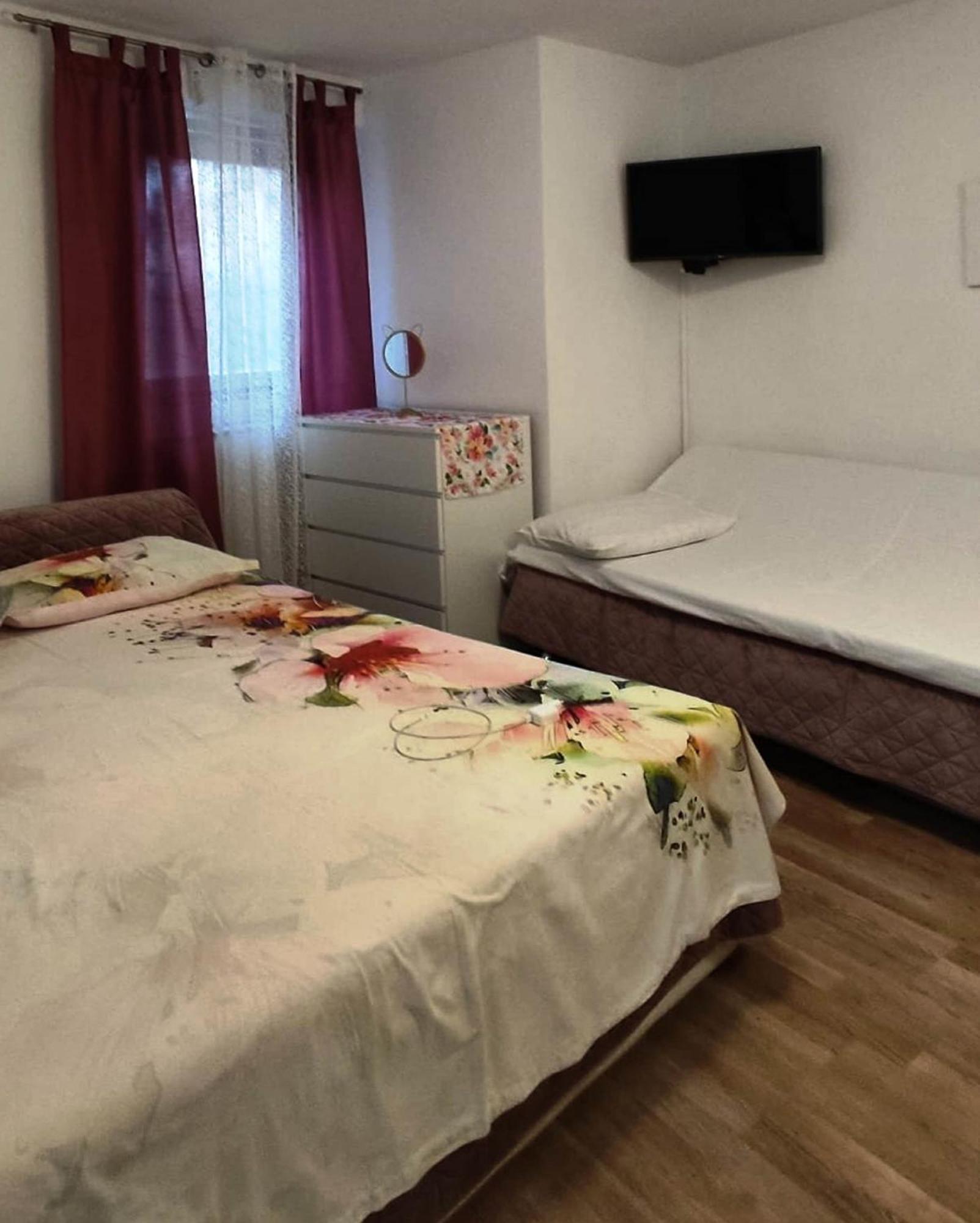 Crystal Deluxe Apartment โรวีน ภายนอก รูปภาพ