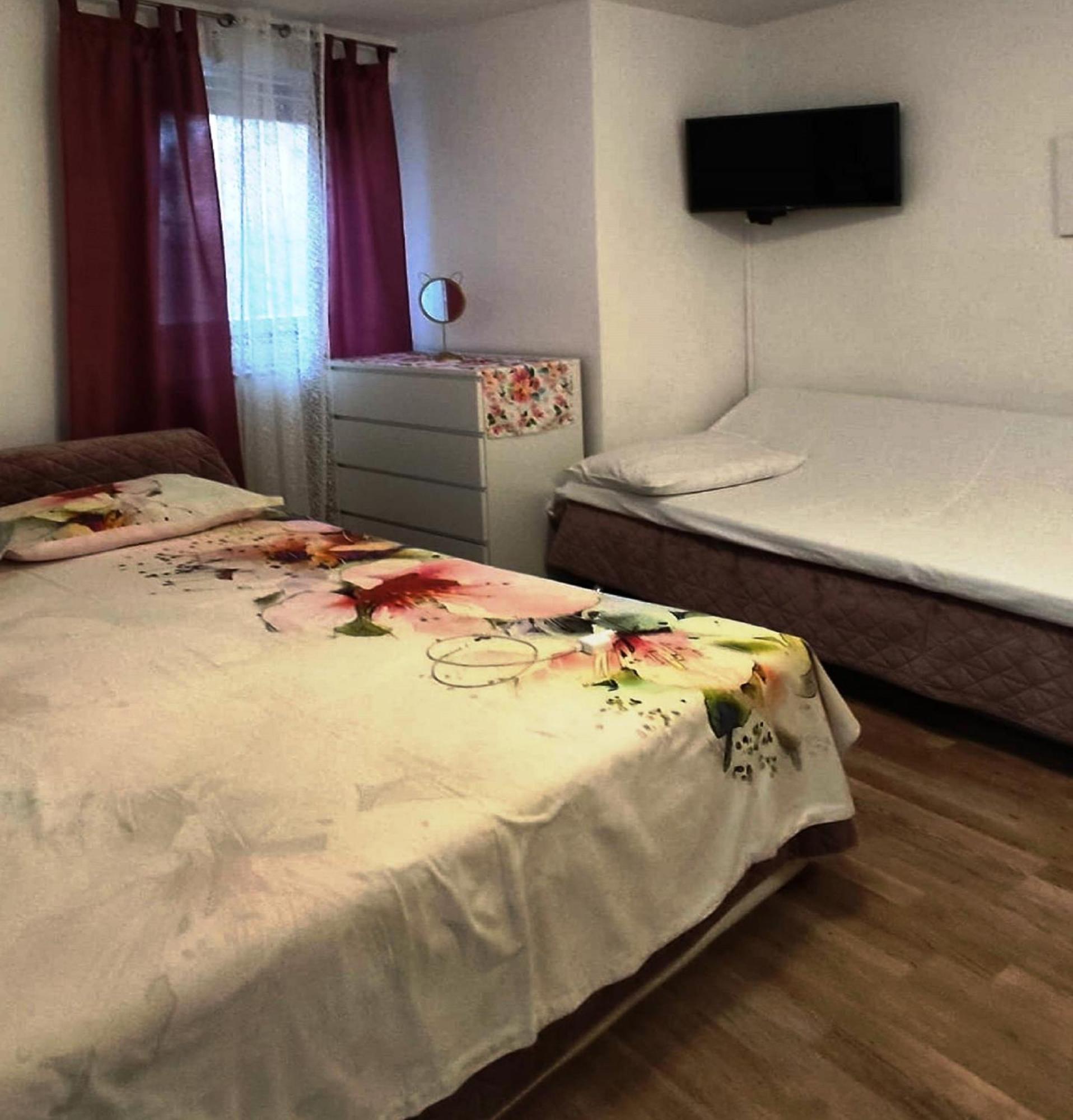 Crystal Deluxe Apartment โรวีน ภายนอก รูปภาพ